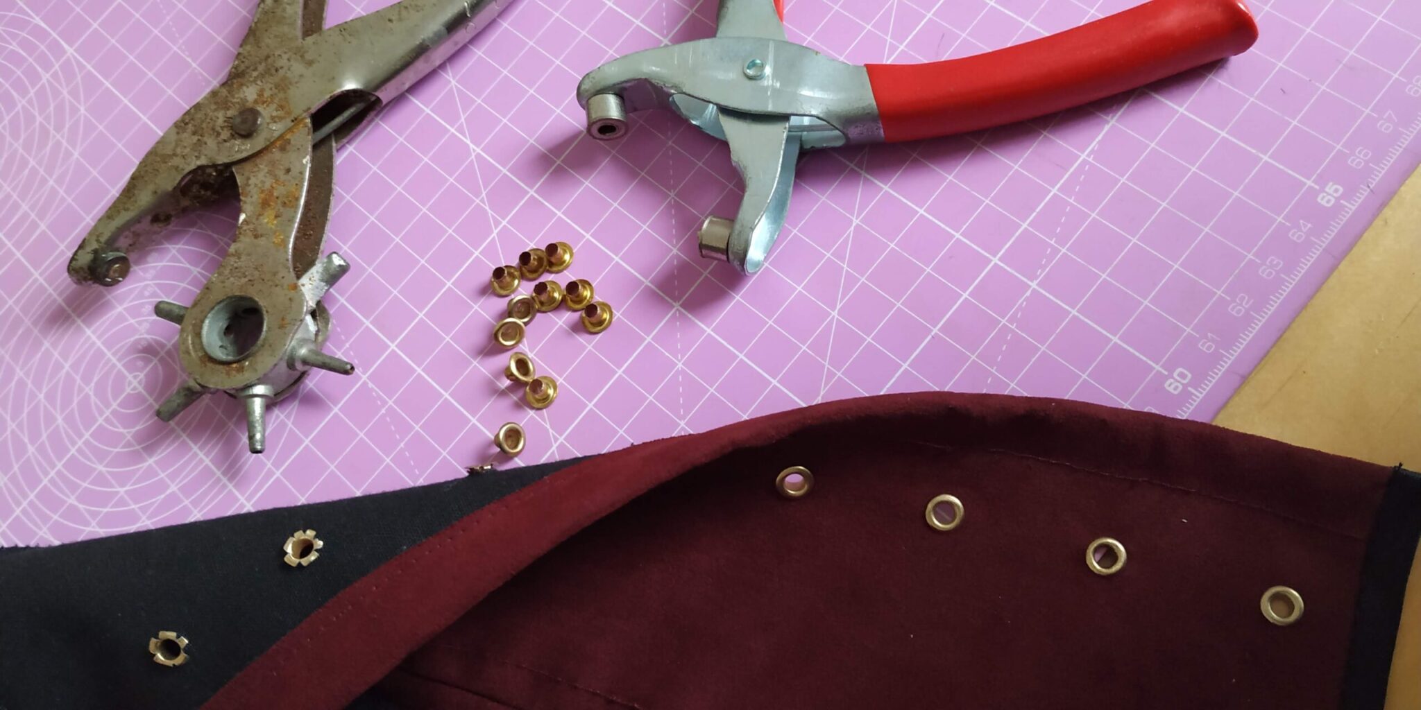 How to attach eyelets with eyelet pliers - Alice in Cosplayland