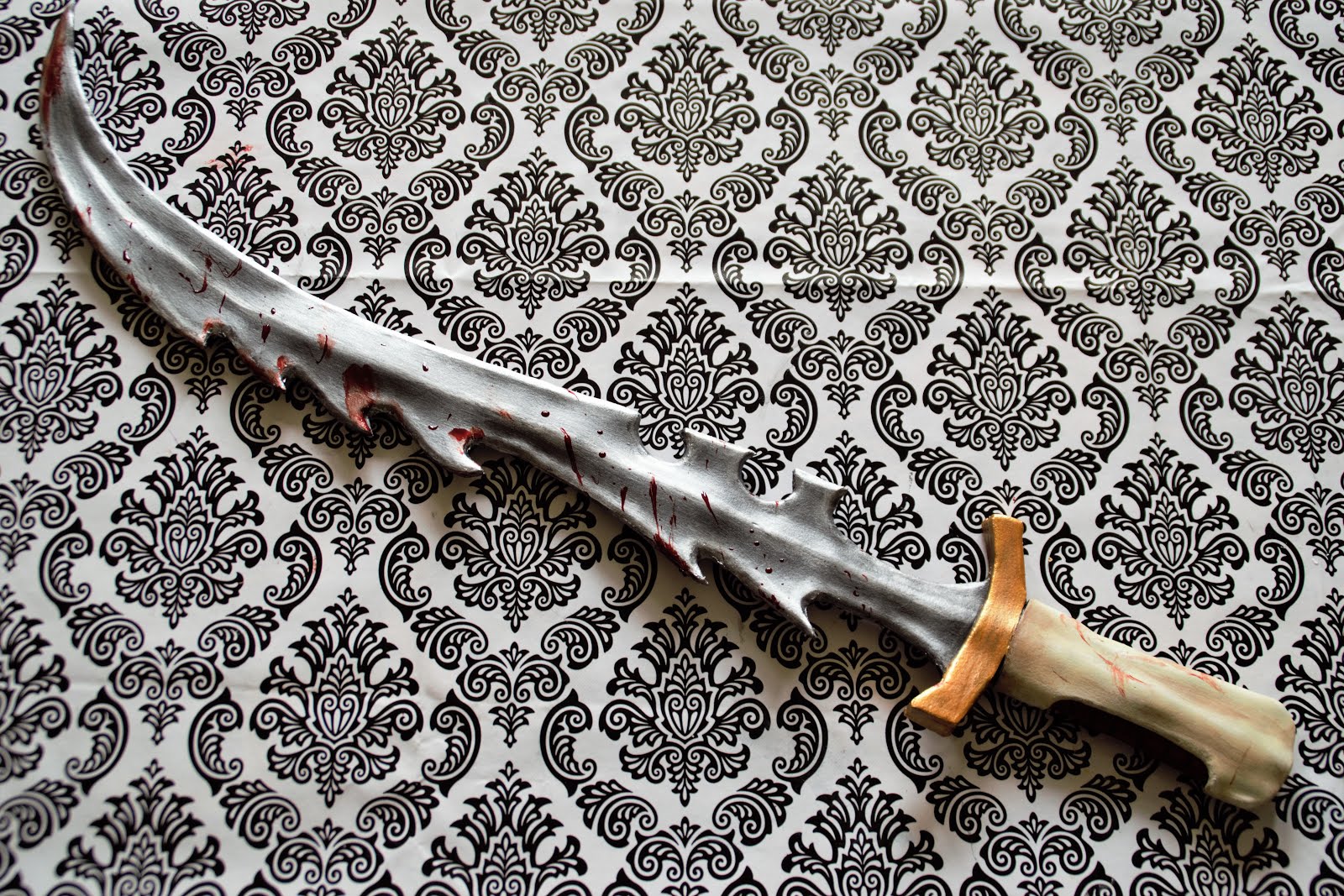 How to paint a sword made of foam - Alice in Cosplayland